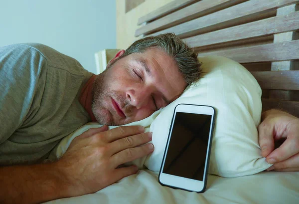 Levensstijl Binnenshuis Portret Van Jonge Internet Addict Man Slapen Bed — Stockfoto