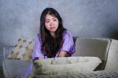 Genç üzgün ve depresyonda Asya yalnız umutsuz evde kanepe Ah oturup Ağlayan kadın endişeli ağrı ve stres depresyon ve anksiyete sorun duygu yalnız ve çaresiz acı Çince 