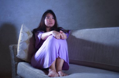 ev kanepe koltuk ağlıyor, Genç üzgün ve depresyonda Asyalı Çinli kadın umutsuz ve çaresiz acı anksiyete ve depresyon duygu ağrı ilişki ve yalnız hayat sorun kavramı