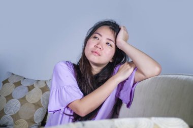 ev kanepe koltuk ağlıyor, Genç üzgün ve depresyonda Asyalı Çinli kadın umutsuz ve çaresiz acı anksiyete ve depresyon duygu ağrı ilişki ve yalnız hayat sorun kavramı