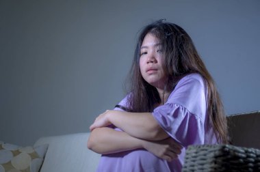 ev kanepe koltuk ağlıyor, Genç üzgün ve depresyonda Asyalı Çinli kadın umutsuz ve çaresiz acı anksiyete ve depresyon duygu ağrı ilişki ve yalnız hayat sorun kavramı