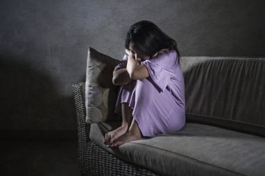 ev kanepe koltuk ağlıyor, Genç üzgün ve depresyonda Asyalı Koreli kadın umutsuz ve çaresiz acı anksiyete ve depresyon duygu ağrı ilişki ve yalnız hayat sorun kavramı