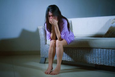 ev kanepe koltuk ağlıyor, Genç üzgün ve depresyonda Asyalı Koreli kadın umutsuz ve çaresiz acı anksiyete ve depresyon duygu ağrı ilişki ve yalnız hayat sorun kavramı