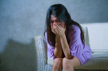 ev kanepe koltuk ağlıyor, Genç üzgün ve depresyonda Asyalı Koreli kadın umutsuz ve çaresiz acı anksiyete ve depresyon duygu ağrı ilişki ve yalnız hayat sorun kavramı