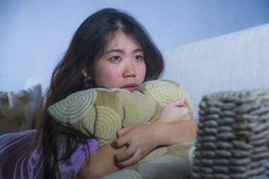 ev kanepe koltuk ağlıyor, Genç üzgün ve depresyonda Asyalı Koreli kadın umutsuz ve çaresiz acı anksiyete ve depresyon duygu ağrı ilişki ve yalnız hayat sorun kavramı