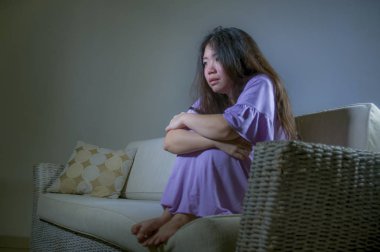 ev kanepe koltuk ağlıyor, Genç üzgün ve depresyonda Asyalı Koreli kadın umutsuz ve çaresiz acı anksiyete ve depresyon duygu ağrı ilişki ve yalnız hayat sorun kavramı