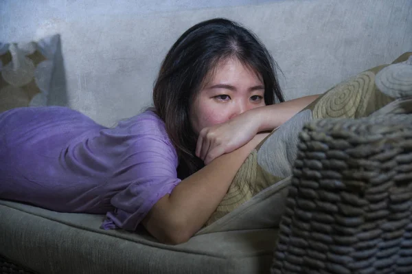 Estilo Vida Casa Sofá Retrato Joven Mujer China Asiática Triste — Foto de Stock