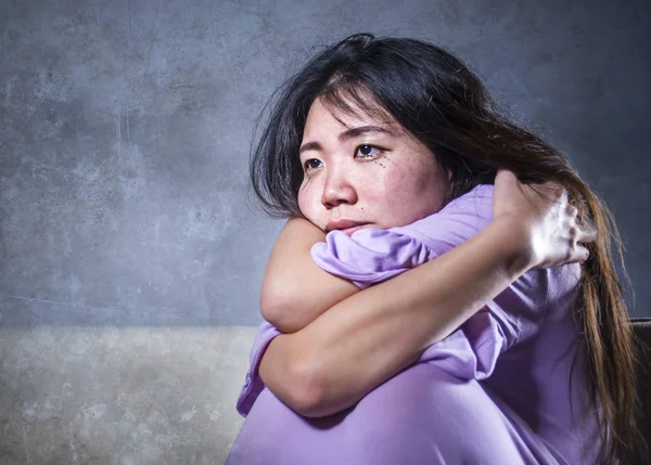 Junge Traurige Und Depressive Asiatische Chinesin Weint Allein Verzweifelt Hause — Stockfoto