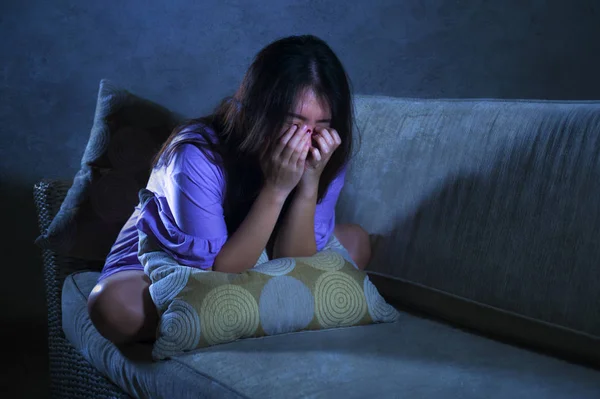 Молодий Сумних Депресія Китайський Жінку Будинку Диван Дивані Плакала Відчайдушні — стокове фото
