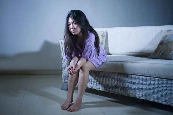 Joven Triste Deprimido Asiático Chino Mujer Casa Sofá Sofá Llorando —  Fotos de Stock