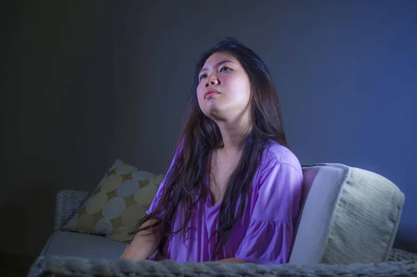 Jovem Triste Deprimido Asiático Chinês Mulher Casa Sofá Sofá Chorando — Fotografia de Stock
