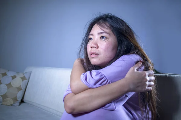 Молодий Сумних Депресія Китайський Жінку Будинку Диван Дивані Плакала Відчайдушні — стокове фото