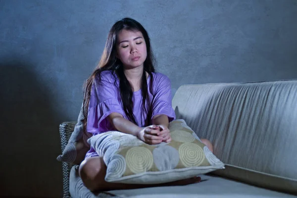 Joven Triste Deprimido Asiático Coreano Mujer Casa Sofá Sofá Llorando — Foto de Stock