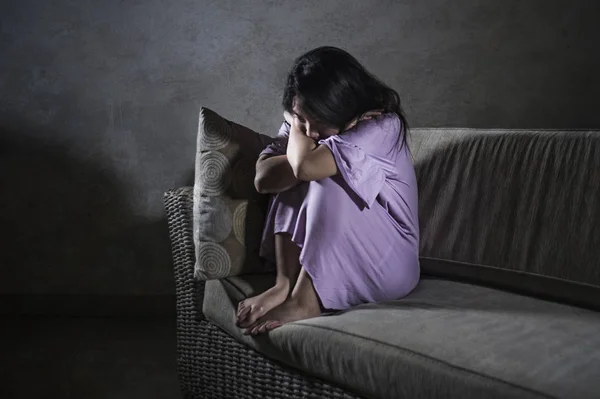 Joven Triste Deprimido Asiático Coreano Mujer Casa Sofá Sofá Llorando — Foto de Stock