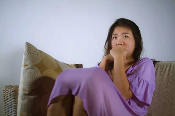 Joven Triste Deprimido Asiático Coreano Mujer Casa Sofá Sofá Llorando — Foto de Stock