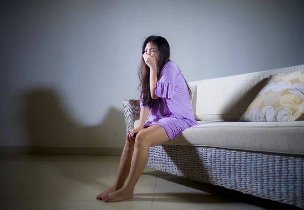 Junge Traurige Und Depressive Asiatische Koreanerin Hause Sofa Couch Weint — Stockfoto