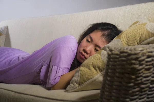 Wanita Muda Korea Yang Sedih Dan Tertekan Sofa Rumah Menangis — Stok Foto