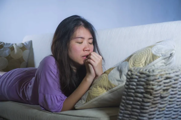 Joven Triste Deprimido Asiático Coreano Mujer Casa Sofá Sofá Llorando — Foto de Stock