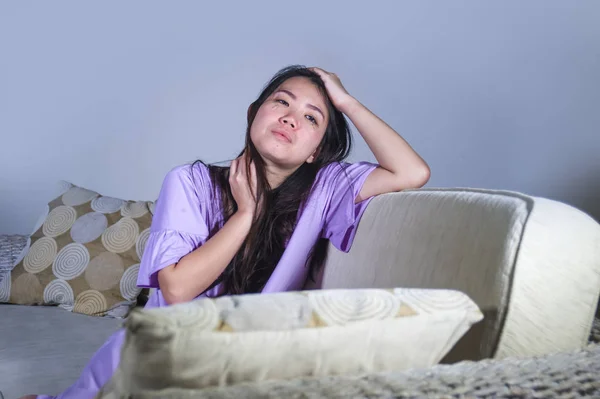 Joven Triste Deprimido Asiático Coreano Mujer Casa Sofá Sofá Llorando — Foto de Stock