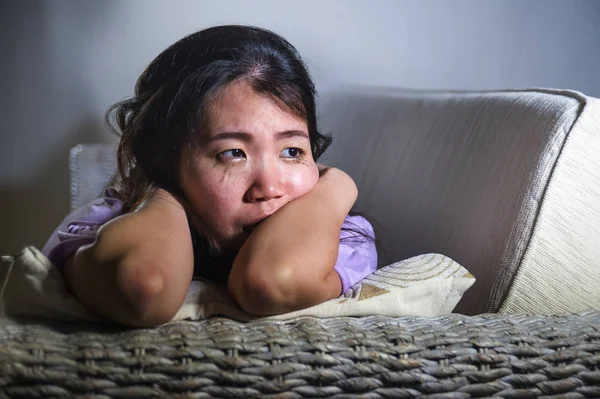 Молодая Грустная Депрессивная Азиатская Кореянка Себя Дома Диван Плачет Отчаянные — стоковое фото