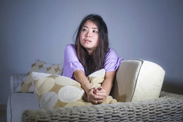 Junge Traurige Und Depressive Asiatische Koreanerin Hause Sofa Couch Weint — Stockfoto