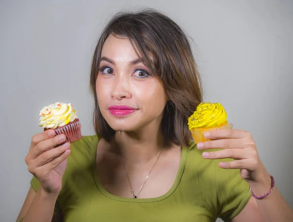 Jovem Bela Feliz Mulher Hispânica Comendo Saborosos Deliciosos Cupcakes Açucarados — Fotografia de Stock