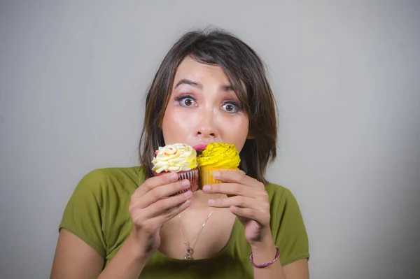 Jovem Bela Feliz Mulher Hispânica Comendo Saborosos Deliciosos Cupcakes Açucarados — Fotografia de Stock