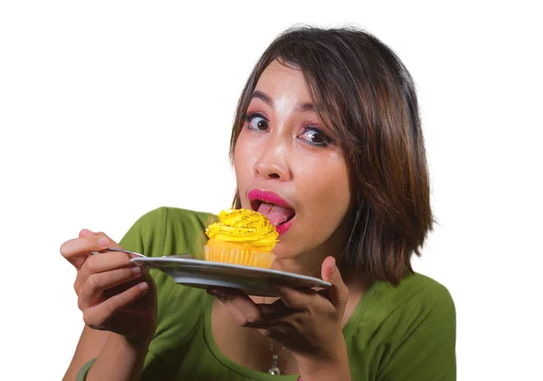 Jovem Bela Feliz Mulher Hispânica Comer Saboroso Delicioso Cupcake Açucarado — Fotografia de Stock