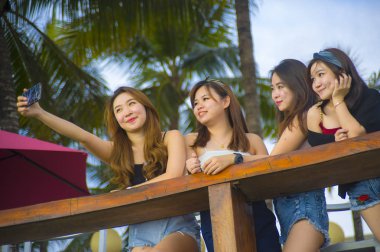 Grup Genç mutlu ile ve çekici Asya Çin ve Kore Kadınlar, tatil gezi tropikal tatil selfie cep telefonu ile çekim zevk kız asılı yaşam tarzı portre 