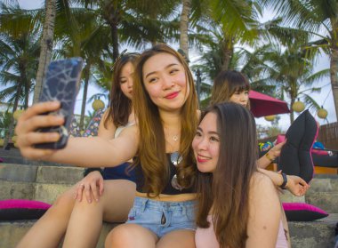 Grup Genç mutlu ile ve çekici Asya Çin ve Kore Kadınlar, tatil gezi tropikal tatil selfie cep telefonu ile çekim zevk kız asılı yaşam tarzı portre 