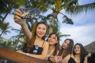 Grup Genç mutlu ile ve çekici Asya Çin ve Kore Kadınlar, tatil gezi tropikal tatil selfie cep telefonu ile çekim zevk kız asılı yaşam tarzı portre 