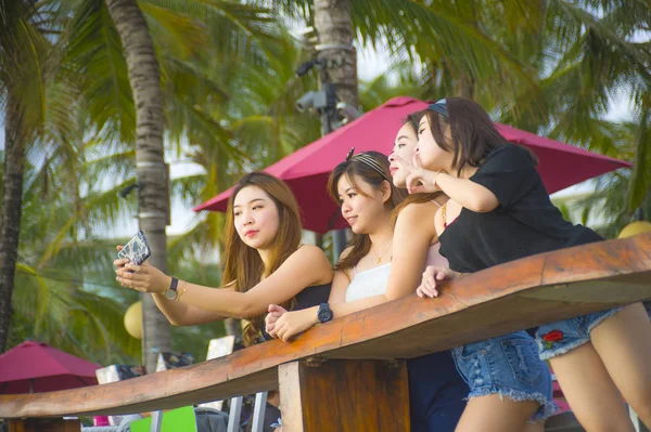 集团的生活方式肖像与年轻的快乐和迷人的亚洲华人和韩国妇女闲逛 女朋友享受假日旅行在热带度假胜地带自拍图片与手机 — 图库照片
