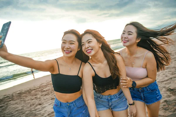 Estilo Vida Praia Retrato Mulheres Asiáticas Coreanas Chinesas Grupo Jovens — Fotografia de Stock