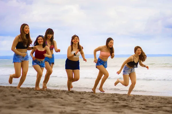 Estilo Vida Praia Retrato Seis Felizes Atraentes Jovens Asiático Coreano — Fotografia de Stock