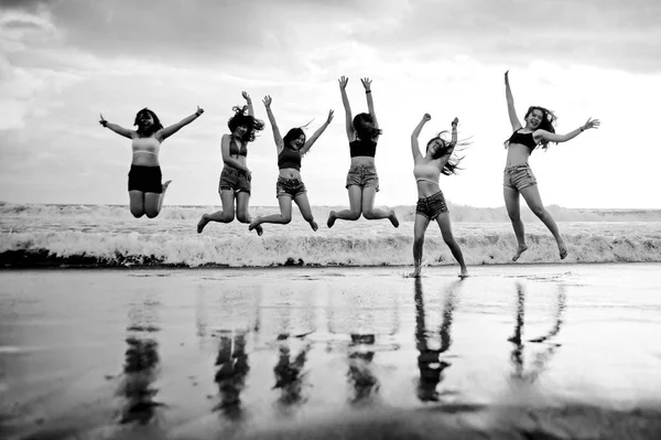 Estilo Vida Praia Retrato Jovem Grupo Mulheres Asiáticas Coreanas Chinesas — Fotografia de Stock