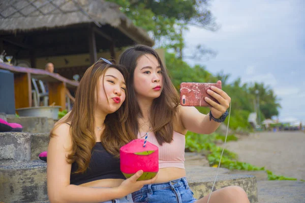 Portret Dwóch Młodych Szczęśliwy Atrakcyjny Azjatycki Chiński Koreański Kobiety Wiszące — Zdjęcie stockowe