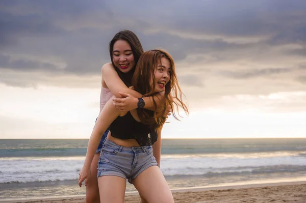Dos Jóvenes Mujeres Chinas Asiáticas Felices Atractivas Novias Hermanas Que — Foto de Stock