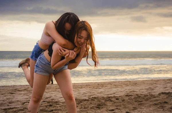 Dos Jóvenes Mujeres Chinas Asiáticas Felices Atractivas Novias Hermanas Que — Foto de Stock