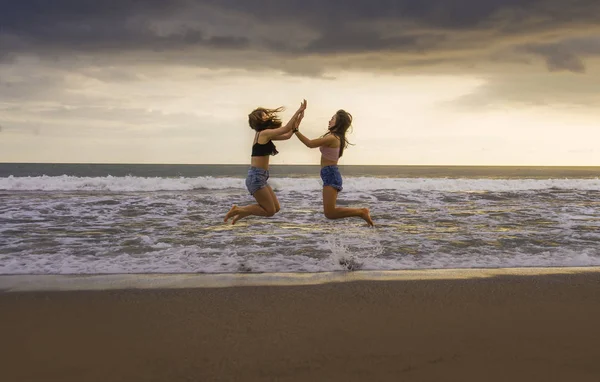 Atrás Retrato Dos Mujeres Jóvenes Felices Atractivas Novias Saltando Playa —  Fotos de Stock