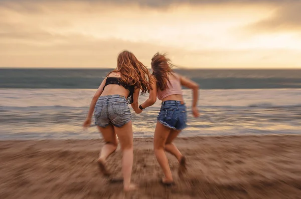 Volta Retrato Duas Jovens Namoradas Felizes Atraentes Mãos Dadas Praia — Fotografia de Stock