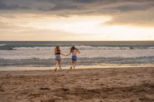 Volta Retrato Duas Jovens Namoradas Felizes Atraentes Mãos Dadas Praia — Fotografia de Stock