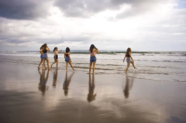 Estilo Vida Livre Retrato Grupo Mulheres Jovens Felizes Animadas Gostando — Fotografia de Stock