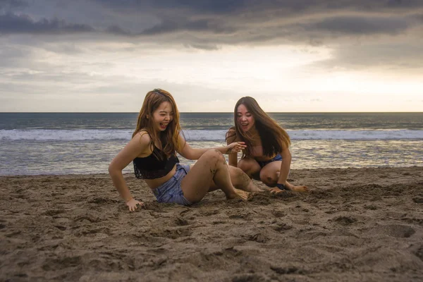 Dwie Dziewczyny Szczęśliwy Atrakcyjne Młode Azjatki Chińskich Kobiet Lub Siostry — Zdjęcie stockowe