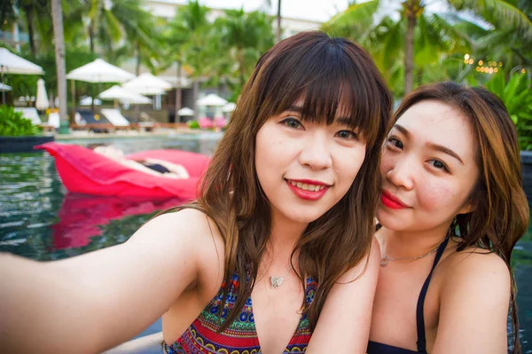 Styl Życia Zewnątrz Portret Młodego Szczęśliwe Piękne Azjatki Chinki Biorąc — Zdjęcie stockowe