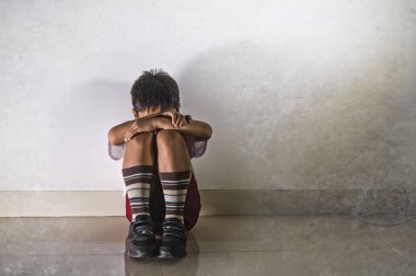 Genç üzgün ve korkmuş çocuk 7-10 yaşında tek başına ağlayarak oturan okul üniforması içinde yaşam tarzı dramatik zorbalık kurbanı portre depresif ve bağımlılığı sorunu çaresiz ve zorbalık acı korkuttu