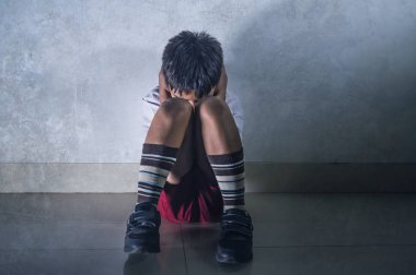 Genç üzgün ve korkmuş çocuk 7-10 yaşında tek başına ağlayarak oturan okul üniforması içinde yaşam tarzı dramatik zorbalık kurbanı portre depresif ve bağımlılığı sorunu çaresiz ve zorbalık acı korkuttu