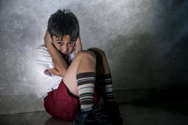 Genç üzgün ve korkmuş çocuk 7-10 yaşında tek başına ağlayarak oturan okul üniforması içinde yaşam tarzı dramatik zorbalık kurbanı portre depresif ve bağımlılığı sorunu çaresiz ve zorbalık acı korkuttu
