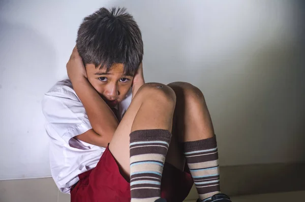 Genç Üzgün Korkmuş Çocuk Yaşında Tek Başına Ağlayarak Oturan Okul — Stok fotoğraf