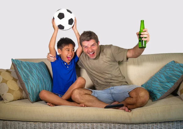 Νεαρό Παιδί Γιορτάζουμε Γκολ Τον Μπαμπά Του Χαρούμενος Βλέποντας Ποδόσφαιρο — Φωτογραφία Αρχείου