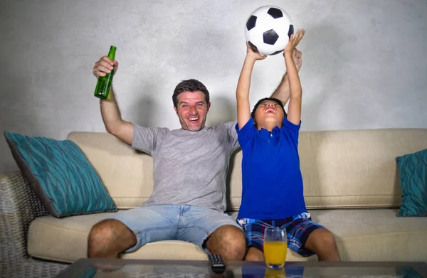 Νεαρό Παιδί Γιορτάζουμε Γκολ Τον Μπαμπά Του Χαρούμενος Βλέποντας Ποδόσφαιρο — Φωτογραφία Αρχείου